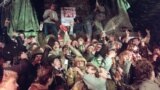 طرفداران واتسلا هاول درحال شادی پس از پیروزی انقلاب مخملی در روزهای پایانی سال ۱۹۸۹ میلادی
