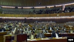 Prime Minister Nawaz Sharif (L) speaks at the Parliament, in Islamabad, January 29, 2013