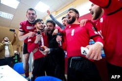 Збірна команда Грузії радіє в роздягальні перемозі над командою Греції і першому виходу на футбольне Євро. Тбілісі, 26 березня 2024 року