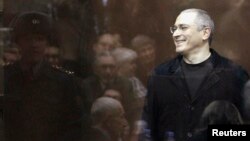 Сүрөттө: М.Ходорковский үч жыл мурда Москвада өткөн сот учурунда.