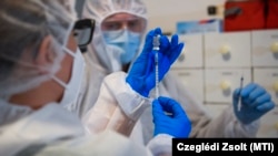 A Pfizer-BioNTech koronavírus elleni védőoltás első adagjait készítik elő a Nádudvari Református Egyházközség Idősek Otthonában 2021. január 29-én.