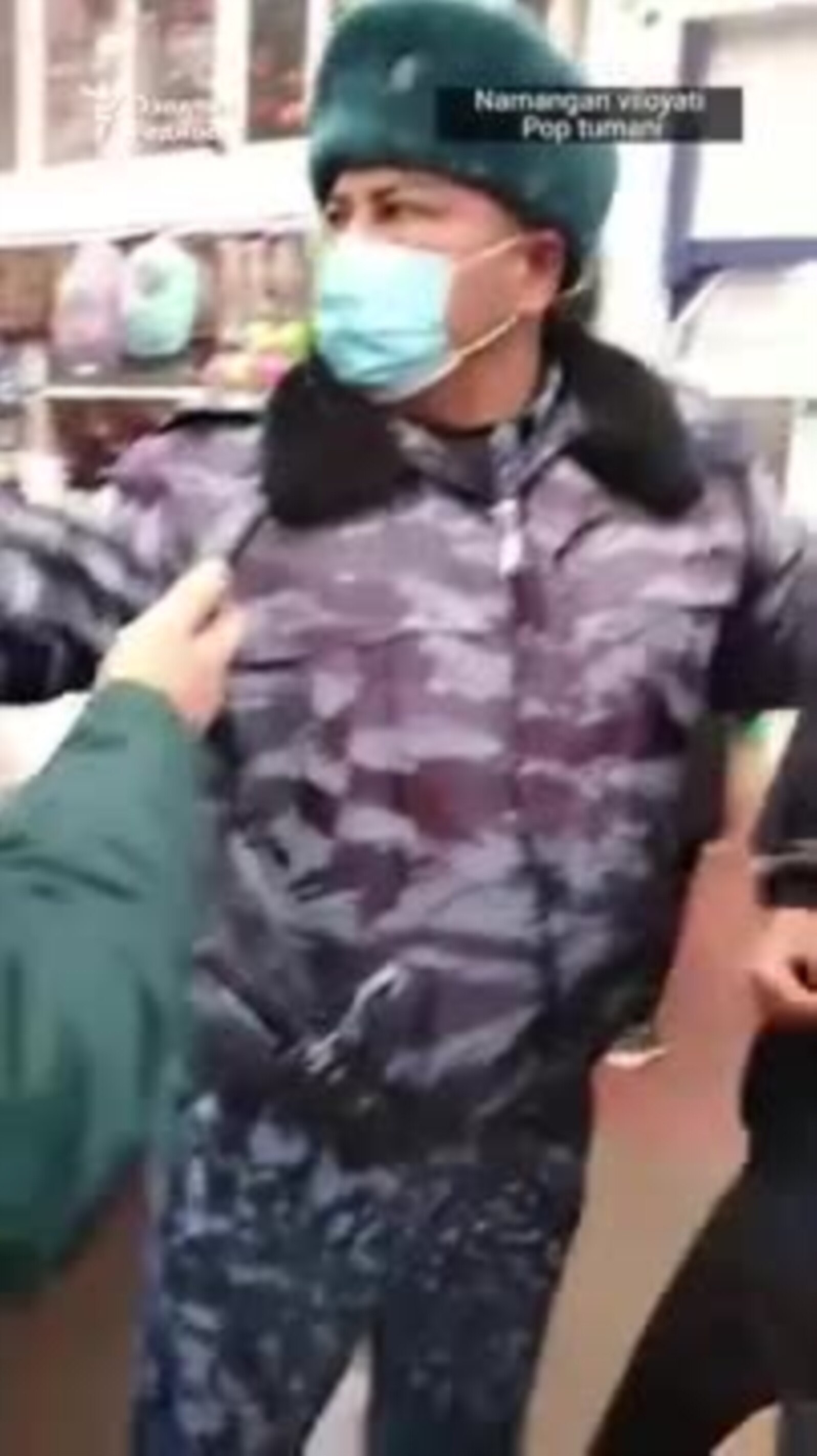 Наманган вилояти Поп туман марказидаги бозорда савдо қилаëтган она-қизни бозордан ҳайдаш учун бутун бошли ИИБ отряди ташланди
