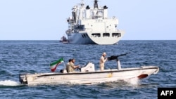 Birgə dəniz təlimi zamanı Çin Xalq Azadlıq Ordusu Hərbi Dəniz Qüvvələrinin (PLAN) 903A tipli təchizat gəmisinin yaxınlığında İranın sürətli qayığı.