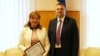 Viorica Bejan, șefa Serviciului de metrologie de la Ministerul Dezvoltării Economice și Digitalizării, premiată în 2020 de ministrul de atunci, Sergiu Răilean. Ea este investigată acum de minister pentru cumulul de funcții în întreprinderi/companii de stat. 