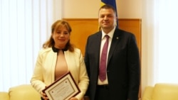 Viorica Bejan, șefa Serviciului de metrologie de la Ministerul Dezvoltării Economice și Digitalizării, premiată în 2020 de ministrul de atunci, Sergiu Răilean. Ea este investigată acum de minister pentru cumulul de funcții în întreprinderi/companii de stat. 