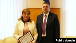 Viorica Bejan, șefa Serviciului de metrologie de la Ministerul Dezvoltării Economice și Digitalizării, premiată în 2020 de ministrul de atunci, Sergiu Răilean. Ea este investigată acum de minister pentru cumulul de funcții în întreprinderi/companii de stat. 