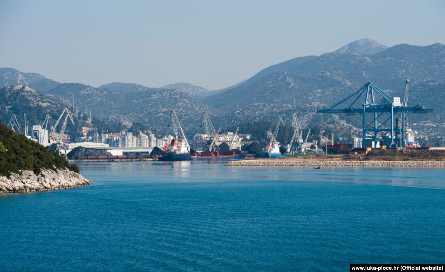 Porti i Plloçës në Kroaci është një nga pikat ku shkarkohet qymyri i importuar gjatë rrugës së tij drejt Serbisë.