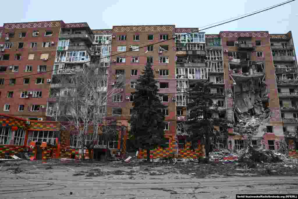 Зруйнована багатоповерхівка в місті, де був написаний всесвітньовідомий «Щедрик». Покровськ, 9 лютого 2025 року