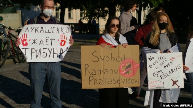 "Лукашенко го чака трибунал", пише на левия плакат. Демонстрацията беше проведена пред посолството на Беларус в Прага, след като стана ясно за отвлечения самолет.