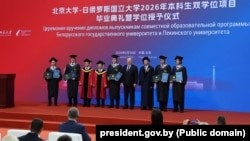 Аляксандар і Мікалай Лукашэнкі падчас уганараваньня выпускнікоў першай сумеснай праграмы БДУ і Пэкінскага ўнівэрсытэта. Пэкін, 30 чэрвеня 2026