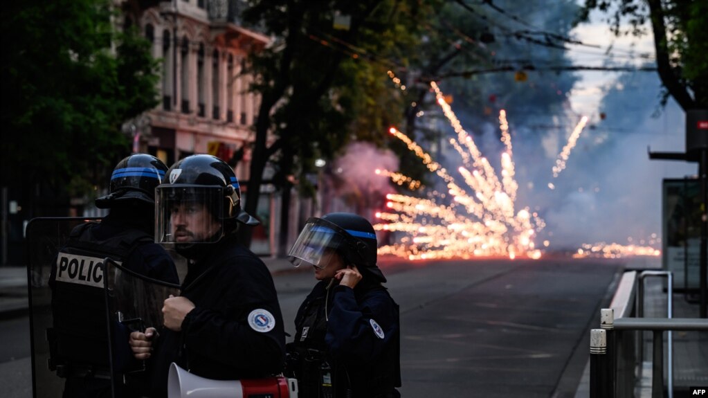 نیروهای ضدشورش پلیس فرانسه در ناآرامی‌های جمعه گذشته لیون