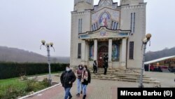 Pelerini la Mânăstirea Sfântului Andrei din Dobrogea în duminica dinaintea sărbătorii praznicului.