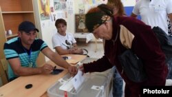 Armenia - A voter in Tsaghkahovit village casts a ballot in a local election, 18Sep2016.