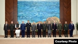 Президент Садыр Жапаров жана ШКУга мүчө өлкөлөрдүн коргоо министрлери. Бишкек. 28-апрель, 2026-жыл.