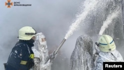 Пожежники працюють на місці критичного енергетичного об’єкта, ураженого ракетним ударом Росії в Івано-Франківській області, 13 грудня 2024 року