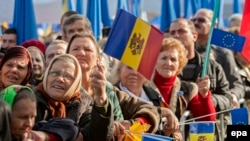 Moldoveni manifestînd pentru integrarea europeană la Chișinău