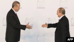 Turkish President Recep Tayyip Erdogan (left) greets Russian President Vladimir Putin at the G20 summit in Antalya, Turkey, on November 15. Moscow says the two do not plan to speak on the sidelines of a summit next week in Paris.