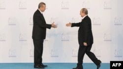 Turkish President Recep Tayyip Erdogan (left) greets Russian President Vladimir Putin as he officially arrives for the G20 summit in Antalya, Turkey, in November 2015. 