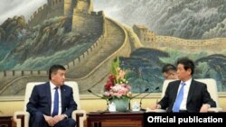 Кыргызстандын президенти Сооронбай Жээнбеков менен Эл өкүлдөрүнүн Кытай жыйынынын Туруктуу комитетинин төрагасы Ли Чжаншу.