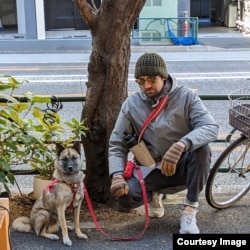 Mircea și câinele său, Stein, la o plimbare prin Tokyo.