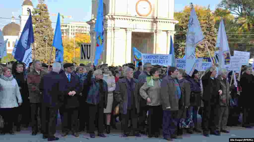Sindicalistii protestand in fata Guvernului.