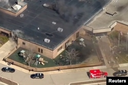 Uest-Blumfilddəki "İsrail məbədi" sinaqoqundan atışmadan sonra tüstü qalxır.