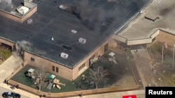 დეტროიტში, უესტ ბლუმფილდში, სინაგოგის ინციდენტის - სროლის შემდეგ მოჩანს შენობიდან ამომავალი კვამლი. 12 მარტი, 2026 წელი 