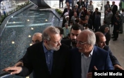 تصویری از افتتاح کافه‌رستوران‌های ماه و مه در قم با حضور علی لاریجانی، رئیس وقت مجلس شورای اسلامی (چپ) و محمد ساعدی‌نیا، مالک این مجموعه (راست)