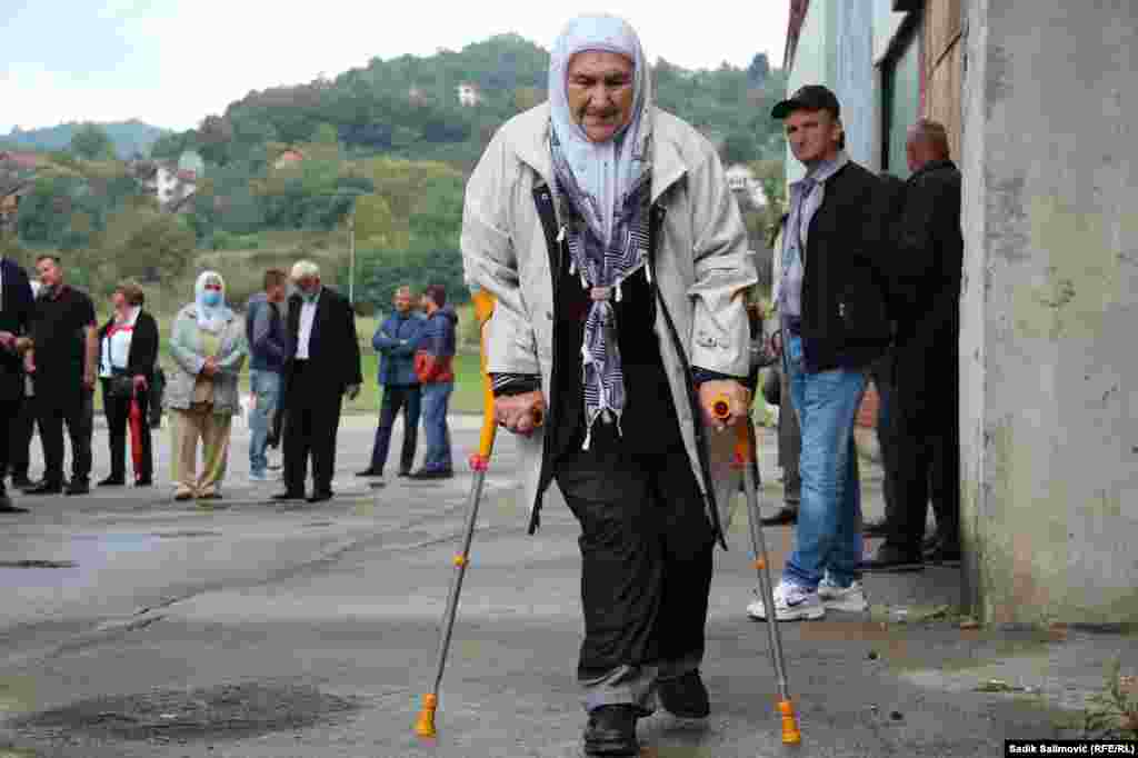 Majke, koje su u genocidu izgubile djecu i ostale članove porodice u Memorijalni centar Potočari dolaze svakodnevno.&nbsp;