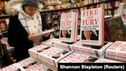 Копии од книгата Оган и бес: Во Белата куќа на Трамп. 