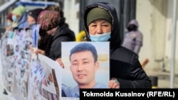 Шыңжаңда қамалған туыстарына араша сұрап Қытай консулдығы алдында тұрған адамдар. Алматы, 26 ақпан, 2021 жыл.