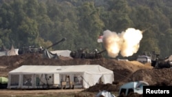 Njësitë e artilerisë së Izraelit duke sulmuar Hamasin, përgjatë kufirit mes Izraelit dhe Gazës. 27 dhjetor 2023. 