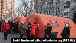 Мобільний пункт обігріву, де жителі Києва можуть зігрітися, випити чаю, зарядити телефони й отримати допомогу під час відключень світла й опалення. Дніпровський район, Київ, 20 січня 2026 року