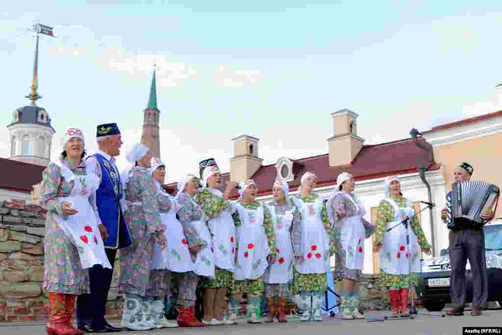 Фольклор ансамбльләре Казан кирмәнендә унлап мәйданчыкта чыгыш ясады&nbsp;