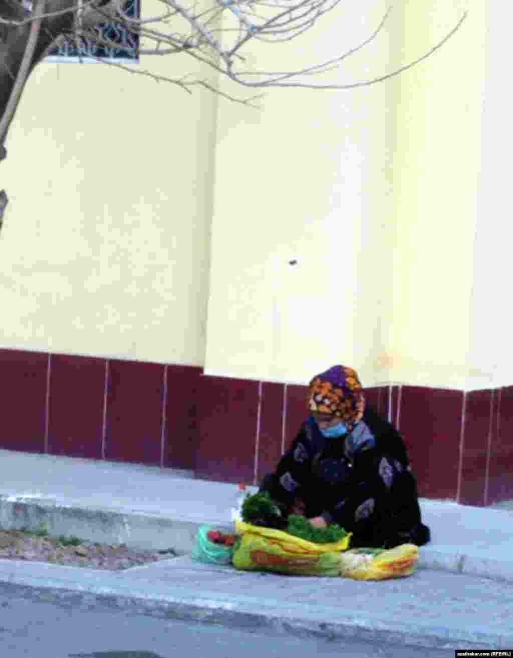 Köçede söwda edýän zenan. Aşgabat, mart, 2021.