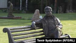 Ысык-Көлдөгү Чыңгыз Айтматовдун эстелиги. 4-август, 2017-жыл. 