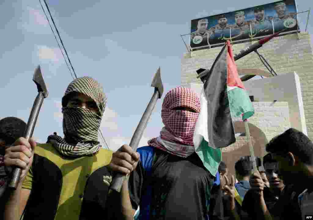 Палестинцы, участвующие в антиизральских протестах в Рафахе, Сектор Газа. 13 октября 2015 года.