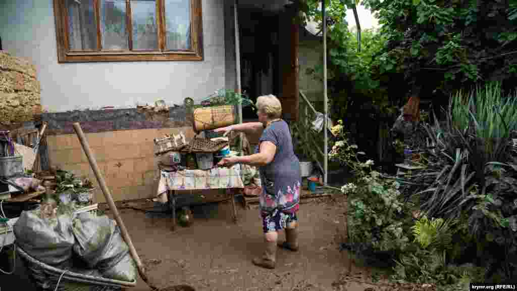 Жителька вулиці Зарічної в селищі Куйбишеве Валентина Григорівна показує, на який рівень піднімалася вода під час потопу в обід 4 липня