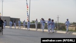 2012-nji ýylyň 7-nji aprelinde “Sagdynlyk we bagtyýarlyk hepdeliginiň” çäklerinde Türkmenabat şäherinde geçirilen ýöriş. Türkmenabat, 7-nji aprel, 2012.