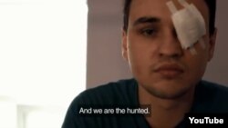 Кадр з фільму «Зацкаваныя. Вайна супраць геяў у Расіі»