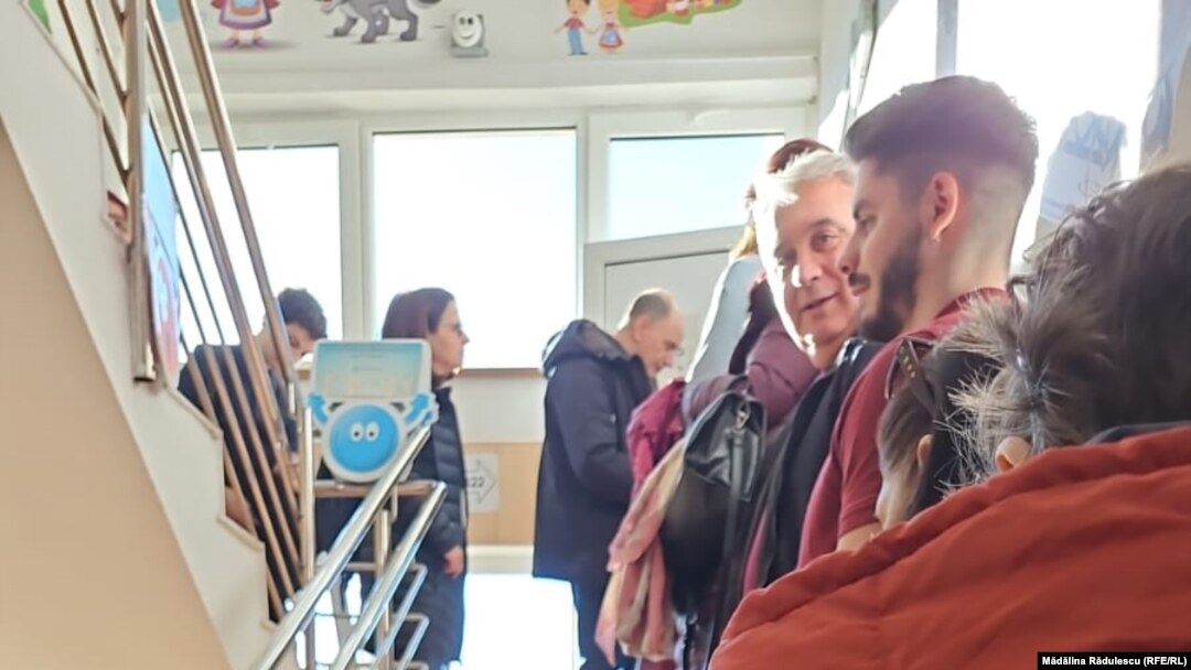 Coadă la secția de votare nr. 322 din Capitală.