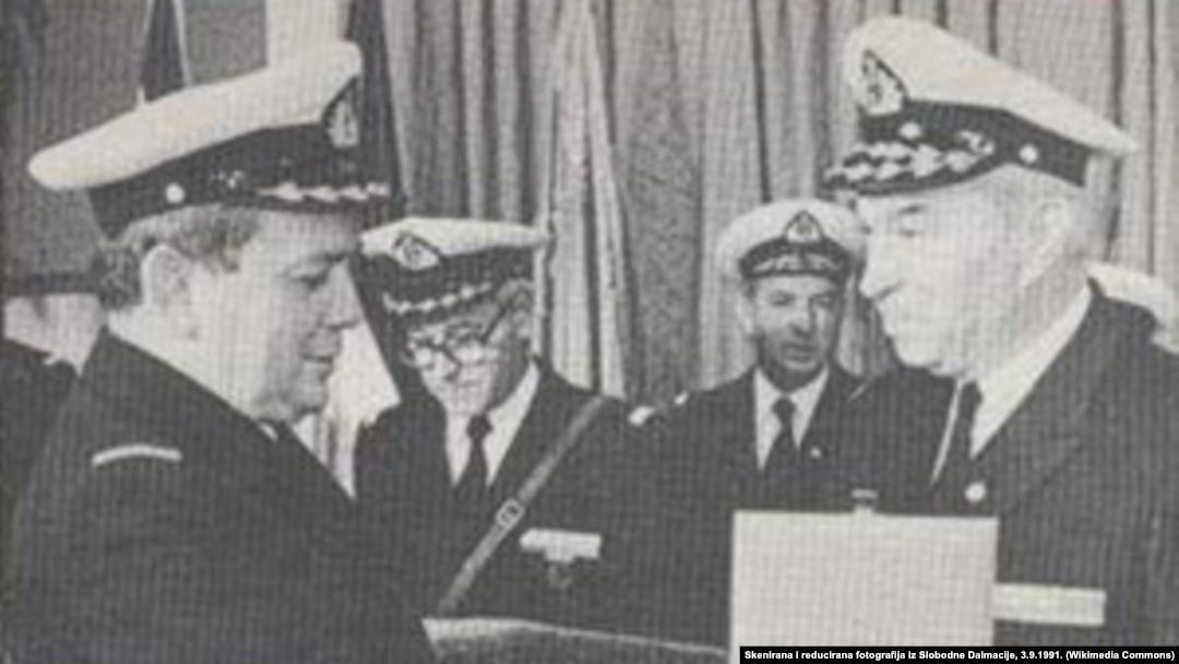 Admiral Vladimir Barović (lijevo) prima od viceadmirala Vjekoslava Čulića (desno) plaketu JNA 2.9.1989 godine na svečanosti u Vojnoj luci Lora.