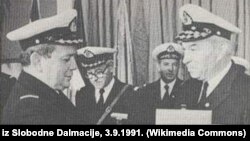 Admiral Vladimir Barović (lijevo) prima od viceadmirala Vjekoslava Čulića (desno) plaketu JNA 2.9.1989 godine na svečanosti u Vojnoj luci Lora.