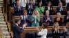 A parlamenti képviselők és a kormánytagok megtapsolják Pedro Sánchez spanyol miniszterelnököt, amikor 2024. május 22-i beszédében bejelenti a lépést