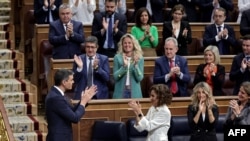 Парламент Іспанії встав і оплесками відреагував на заяву прем’єр-міністра Іспанії Педро Санчеса, що Іспанія визнає Палестину як державу 28 травня на Конгресі депутатів у Мадриді. Іспанія, 22 травня 2024 року