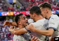 Xherdan Shaqiri i Zvicrës feston golin e barazimit të skuadrës së tij gjatë një ndeshjeje të Grupit A midis Skocisë dhe Zvicrës në turneun e futbollit Euro 2024 në Këln, Gjermani, të mërkurën, 19 qershor 2024.