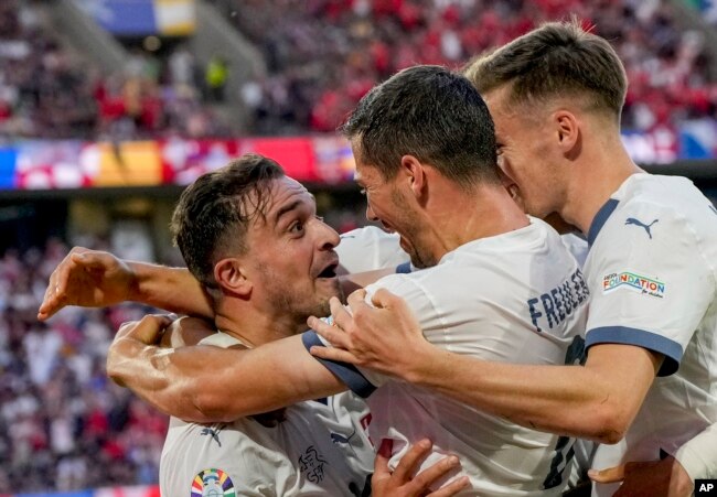 Xherdan Shaqiri i Zvicrës feston golin e barazimit të skuadrës së tij gjatë një ndeshjeje të Grupit A midis Skocisë dhe Zvicrës në turneun e futbollit Euro 2024 në Këln, Gjermani, të mërkurën, 19 qershor 2024.