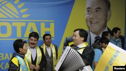 Ол менің бетіме отырды да, мені сорғызды. Райан А жопасының порно фотосы