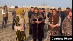 Фарғоналик камбағалларга берилган ер учун улар уч йилдан сўнг аукцион пулини тўлашга мажбурланмоқда