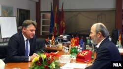 Петре Шилегов, сегашен градоначалник на Град Скопје и Коце Трајановски, поранешен градоначалник.